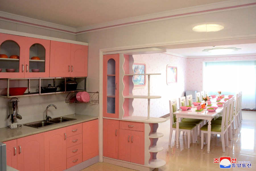 5-훌륭히 일떠선 신의주방직공장 로동자합숙